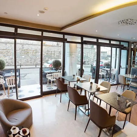 Maroon Pera Hotel 3*