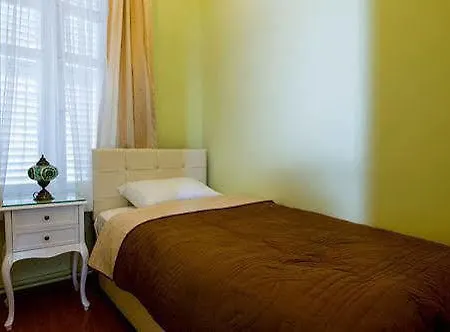 Alhambra Aparthotel 3*