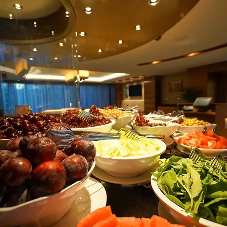 Golden Tulip Bayrampasa מלון 5*