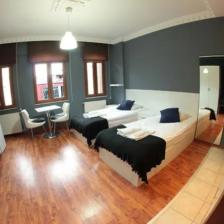 Fullhouse Aparthotel
