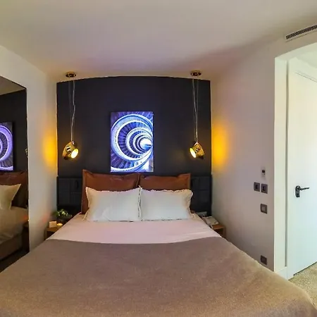 Hotel Maroon Tomtom