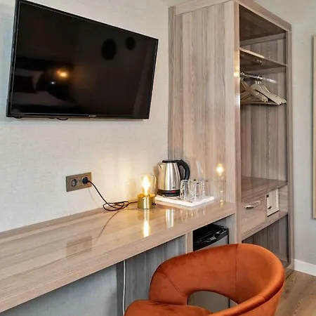 Nika & Cafe Hotel