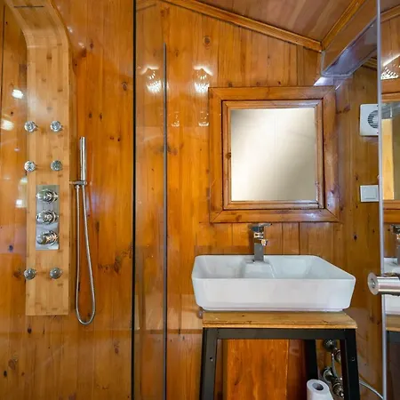 Wonder Wood Bed & Breakfast 2*