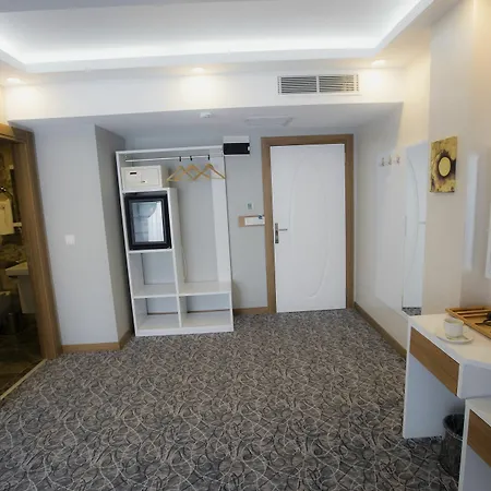 皇家因奇机场酒店 酒店