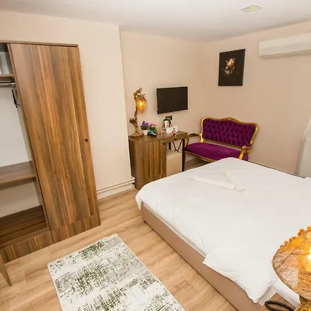 Corner Garden Hotel 2*