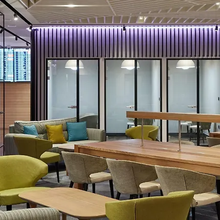 Hotel Yotel Airport, Entrance 2*