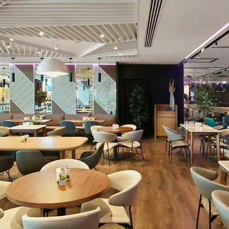 Yotel Airport, Entrance