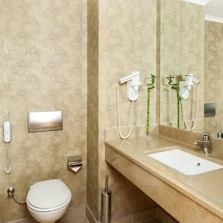 Hotel Wow Airport 4*
