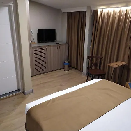 Jakaranda Hotel