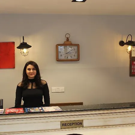 Hotel The Reina 3*