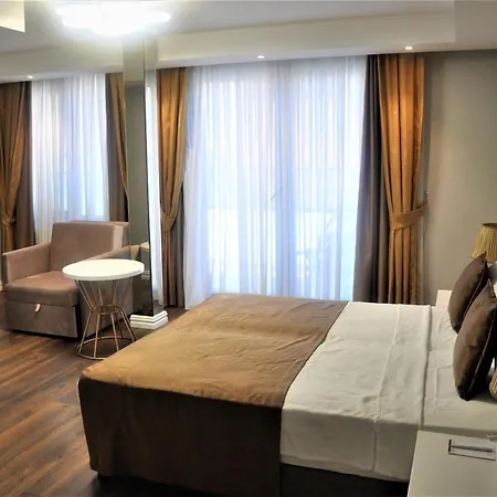Pell Palace & Hotel