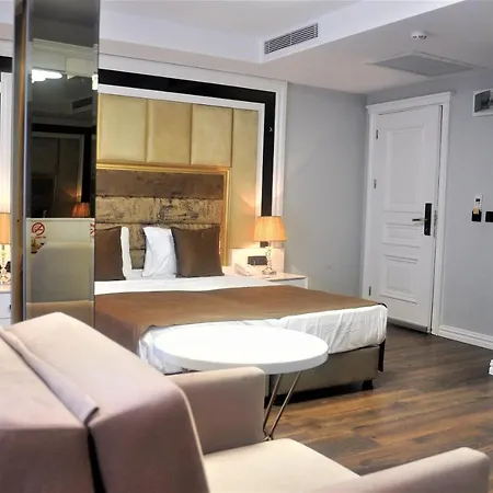 Pell Palace & Hotel