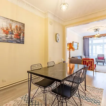 Apartment Charming Surrounded By Vibrant Attractions In Kadikoy