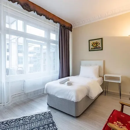 Charming Surrounded By Vibrant Attractions In Kadikoy Apartment