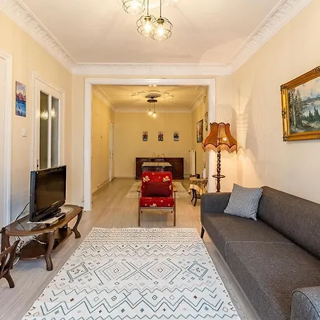 Charming Surrounded By Vibrant Attractions In Kadikoy Apartment