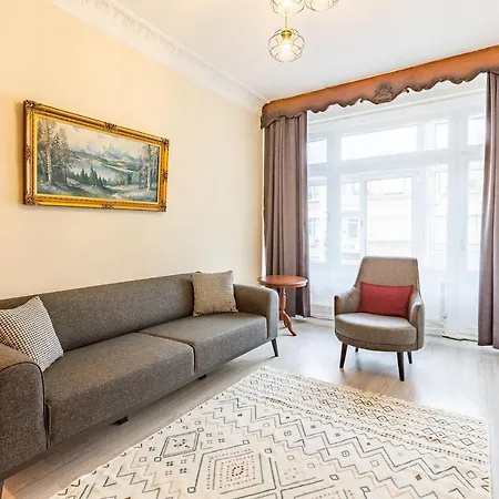 Charming Surrounded By Vibrant Attractions In Kadikoy