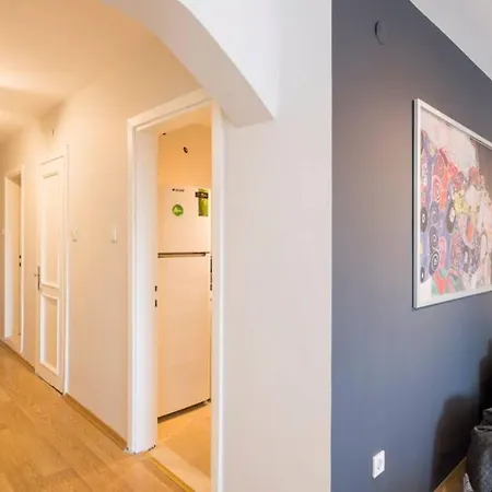 Centrally Located Huge In Cihangir Appartement Istambul
