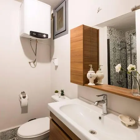 Centrally Located Huge In Cihangir Appartement Istambul