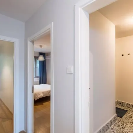 Centrally Located Huge In Cihangir Appartement *