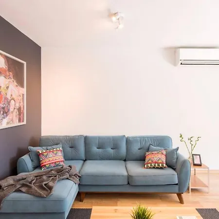 Centrally Located Huge In Cihangir Appartement *