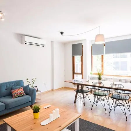 Centrally Located Huge In Cihangir Appartement Istambul
