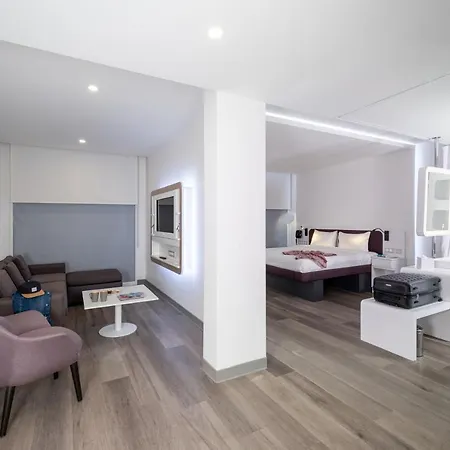 Yotelair Airport, Duty Free - International Transit Area מלון
