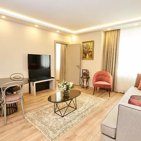 Seasons Apartment *