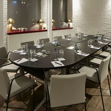 מלון Yotelair Airport, Duty Free - International Transit Area 3*