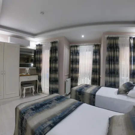 Crowned Hotel