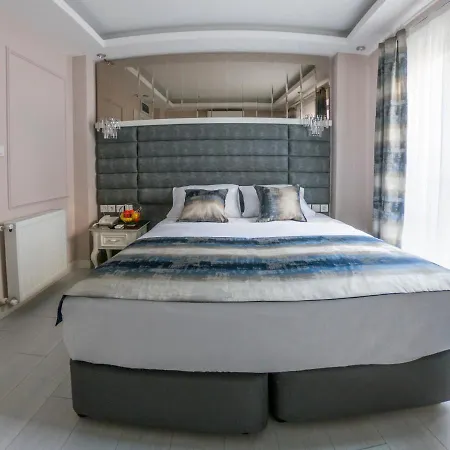 Crowned Hotel