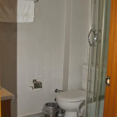 Hotel Island 2*
