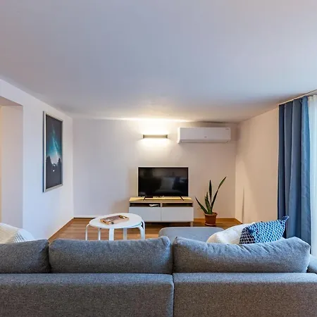 Flat With Lovely Terrace Near Osmanbey Metro Station In Ferikoy, Sisli Apartment *