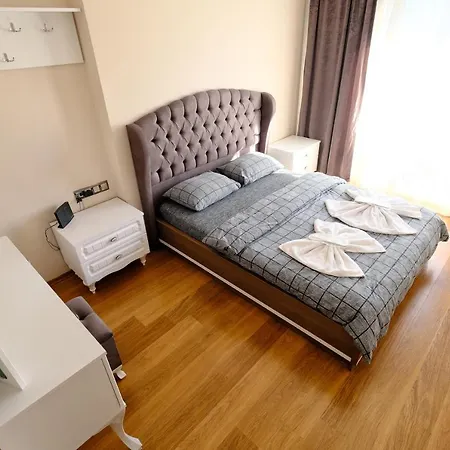 Hotel Houses Saw