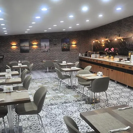 Hotel Pell Palace & 2*