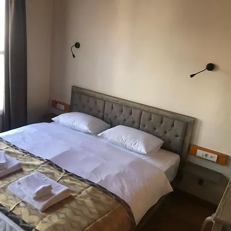Mansion Hotel *