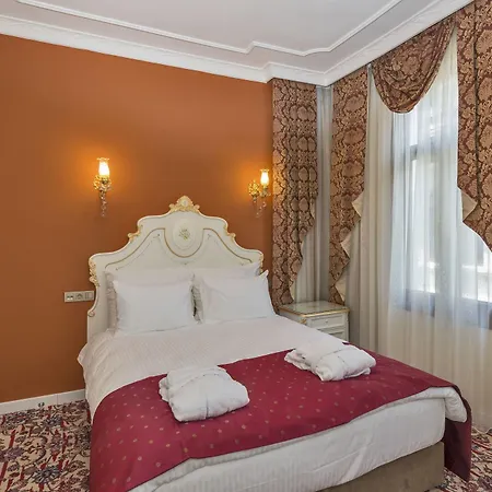 By Murat Crown Taksim 3*