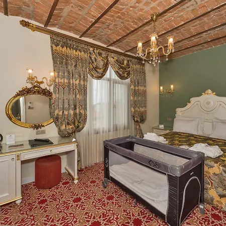 By Murat Crown Taksim 3*