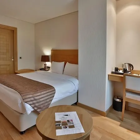 Hotel Queen & 4*