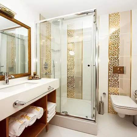 Aprilis - Special Category Hotell