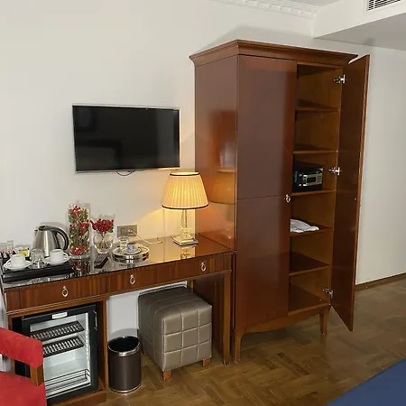 Hotel Four Doors