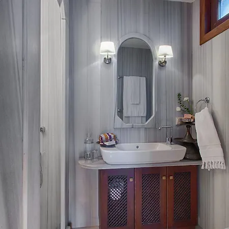 Hotel Empress Zoe 2*