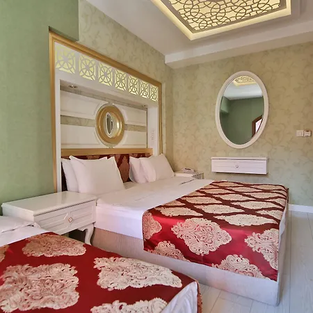 Queens Land Hotel *