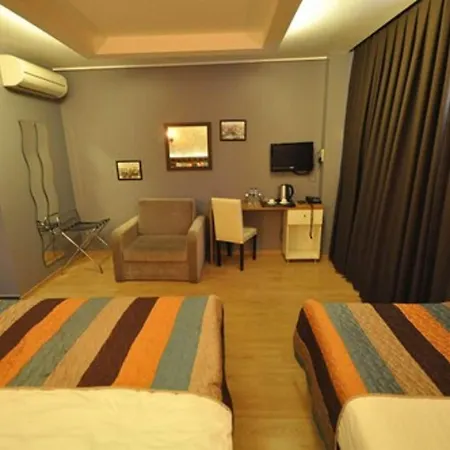 Retropera Otel