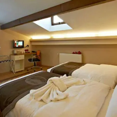 Retropera Otel 2*