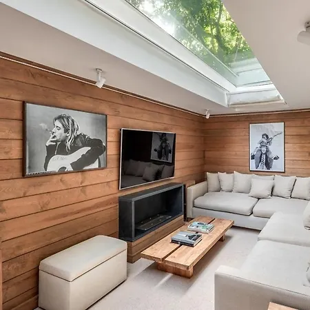 Villa Enchanting 22,000m2 And Elegant 5 Bedroom Manor *