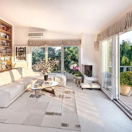 Villa Enchanting 22,000m2 And Elegant 5 Bedroom Manor *