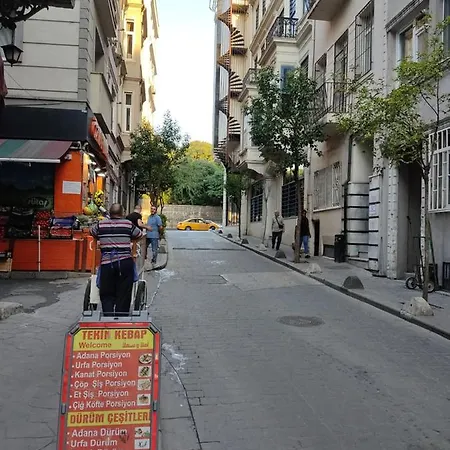 Arya Taksim *