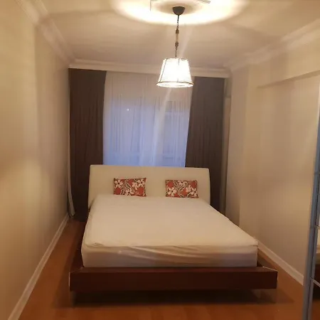 5 Minutes To Subway Apartament