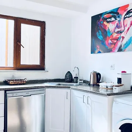 New Renovated 3 Bedroom 2 Bathroom Laleli Apartament