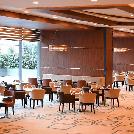 Mercure West & Convention Center 5*